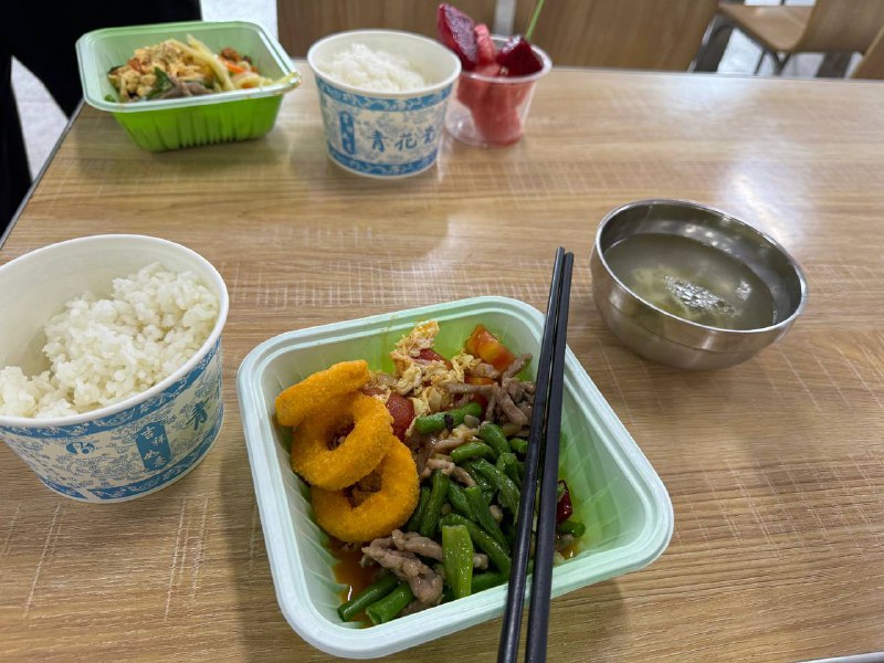 被学校卖到鬼偏的地方实习，连坐五个多小时高铁又转大巴，信号只有两格4G，住宿区装修的像监狱，周围都没什么小店，楼下小卖部比罗森还贵，我都不知道接下来两个星期怎么过又因为学校耽误了半个月时间😇被学校卖到鬼偏的地方实习，连坐五个多小时高铁又转大巴，信号只有两格4G，住宿区装修的像监狱，周围都没什么小店，楼下小卖部比罗森还贵，我都不知道接下来两个星期怎么过又因为学校耽误了半个月时间😇