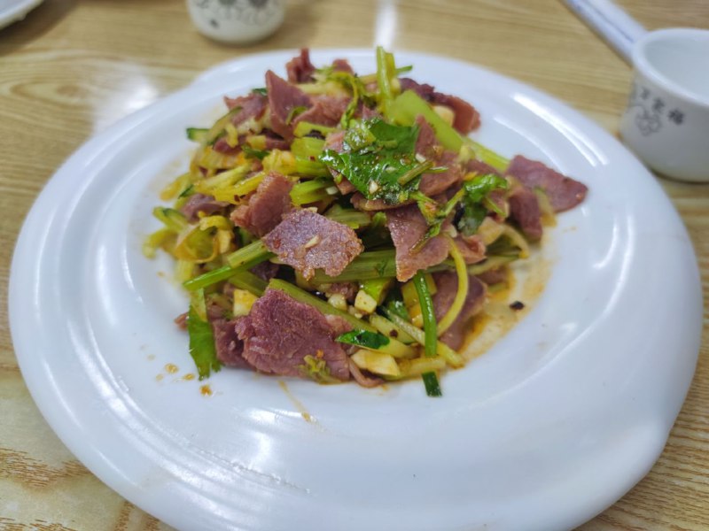 #Steven今天吃什么 和同学又去了东北菜馆，点了五香牛肉，地锅鸡，韭菜炒鸡蛋，可乐鸡翅吃撑了#Steven今天吃什么 和同学又去了东北菜馆，点了五香牛肉，地锅鸡，韭菜炒鸡蛋，可乐鸡翅吃撑了