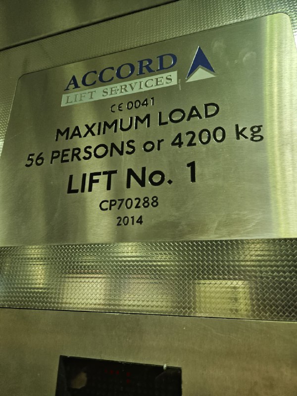 Piccadilly Line, Convent Garden站在市中心，泰晤士河边上的一个站站台的深度相当于15层楼高但是有4台很大的电梯（满员56人）Piccadilly Line, Convent Garden站在市中心，泰晤士河边上的一个站站台的深度相当于15层楼高但是有4台很大的电梯（满员56人）