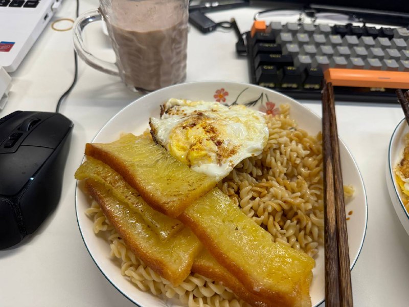 今日晚餐：融合料理 意面配煎蛋+黄金糕 饮品：阿华田+牛奶意大利人：mama miya老广：delay no more