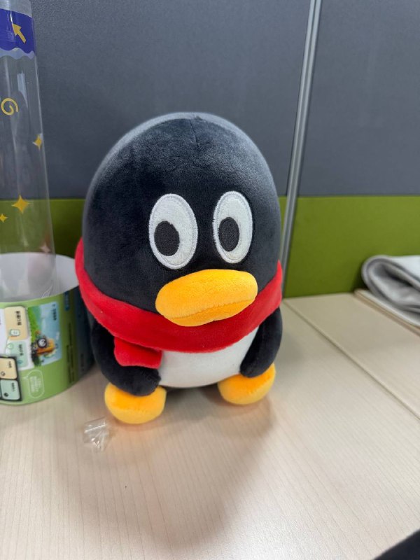 终于收到鹅厂labubu偷感鹅了颜色发灰，是正品