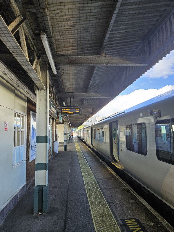 Haywards heath换乘以及挂壁早午饭Haywards heath换乘以及挂壁早午饭